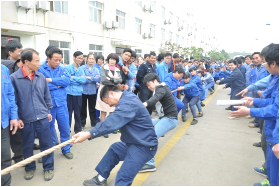 广西银亿公司组织开展庆“三八”拔河比赛活动